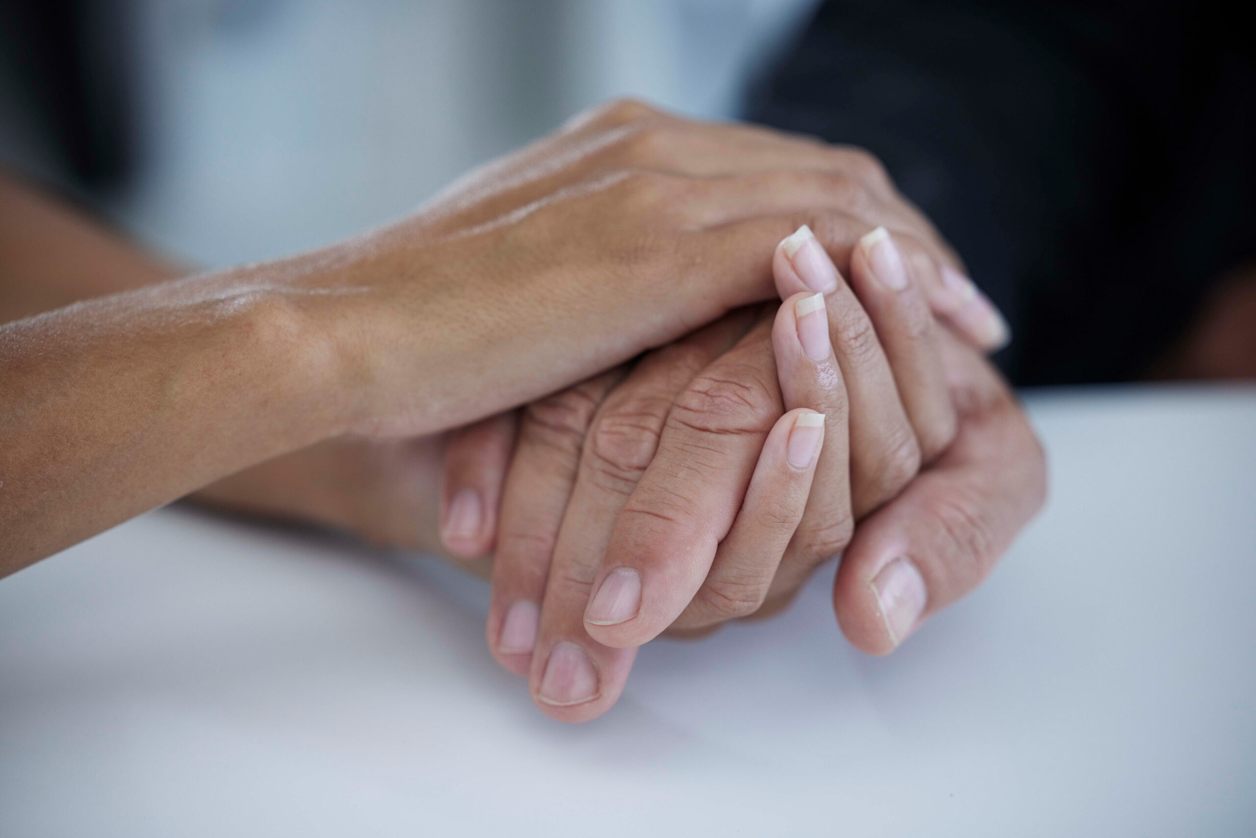 Mãos entrelaçadas simbolizando continuidade